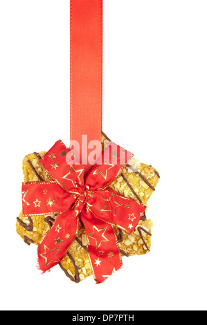 A forma di stella biscotti appesi su rosso annodato Xmas ribbon celebrativo Foto Stock