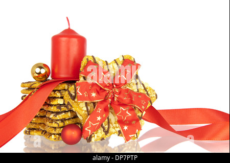 A forma di stella i cookie con rosso annodato nastro celebrativo palle di Natale e candela Foto Stock