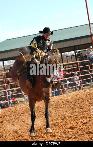 Nov 27, 2006; Malakoff, TX, Stati Uniti d'America; Cody Demoss top rider bronc nel mondo nel 2006 tunes davanti i suoi studenti a un raduno in Malakoff, Texas dove Stace Smith ospita una scuola c con alcuni dei grandi cavalieri insegnando loro scambi. Gli studenti provengono da Australia, Canada, California e dagli stati vicini alla zona del Texas dove la maggior parte dei campioni del mondo di rodeo Foto Stock