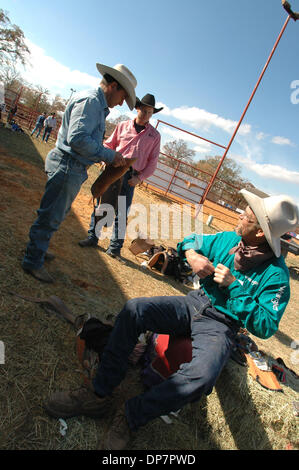 Nov 27, 2006; Malakoff, TX, Stati Uniti d'America; Bruce Ford, cinque volte campione del mondo bareback rodeo champion guarda indietro al Tom Reeves ha anche un vecchio campione, e parlare di cavalli. Gli studenti provengono da Australia, Canada, California e dagli stati vicini alla zona del Texas dove la maggior parte dei campioni del mondo nel rodeo sport sono sollevate. Credito: Foto di David Teagle/ZUMA premere. (©) Copyright 2006 Foto Stock