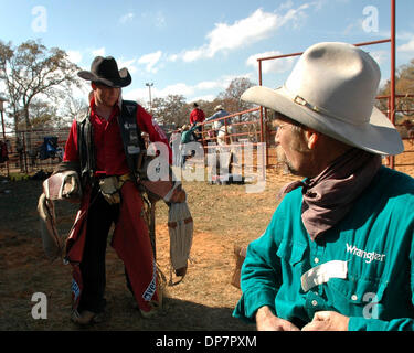 Nov 27, 2006; Malakoff, TX, Stati Uniti d'America; Bruce Ford, cinque volte campione del mondo in bareback bronco equitazione, guarda uno dei suoi studenti per chiedere la sua cavalcata. Wes Stevenson è uno dei tre top bareback piloti al mondo con Ford mentoring. Gli studenti provengono da Australia, Canada, California e dagli stati vicini alla zona del Texas dove la maggior parte dei campioni del mondo nel rodeo sp Foto Stock