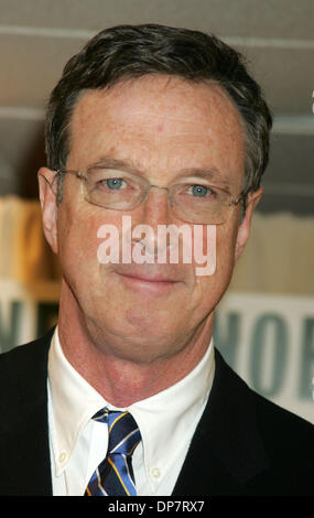 Nov 29, 2006; New York, NY, STATI UNITI D'AMERICA; autore Michael Crichton promuove il suo nuovo libro "Next" tenutasi presso Barnes and Noble Quinta Avenue. Credito: Foto di Nancy Kaszerman/ZUMA premere. (©) Copyright 2006 by Nancy Kaszerman Foto Stock