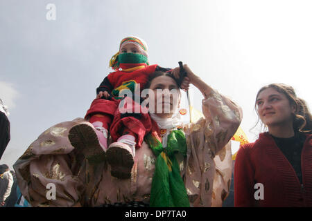 Mar 03, 2006; Istanbul, Turchia; curdi turchi supporto vocale per il carcere il leader del PKK Abdullah Ocalan durante un Newroz curdo anno nuovo festival in Zeytinburnu quartiere di Istanbul il 19 marzo 2006. Credito: Foto di David Honl/ZUMA premere. (©) Copyright 2006 by David Honl Foto Stock