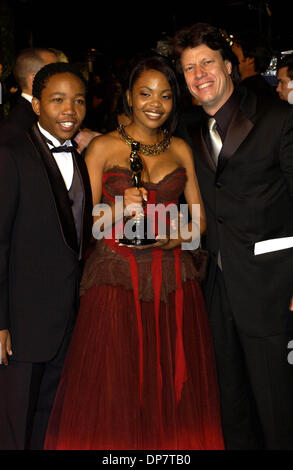 Mar 05, 2006; West Hollywood, CA, Stati Uniti d'America; Academy Award winning cast e regista per il miglior film in lingua straniera, 'Tsotsi', (L-R) PRESLEY CHWENEYAGAE, TERRY PHETO, Gavin Hood arriva a Vanity Fair Cena e dopo essere partito a Mortons celebra il 78Academy Award in West Hollywood, California. Credito: Foto da ricchi Schmitt/ZUMA premere. (©) Copyright 2006 da ricchi Schmi Foto Stock