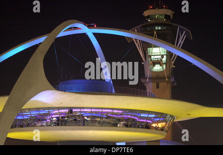 Los Angeles, California, USA. 8 Gen, 2014. L'iconico, spazio-età incontro ristorante a LAX ha chiuso. Nella foto: il Agosto 29, 2006 - Los Angeles, California, Stati Uniti - Al centro di Los Angeles International Airport sorge il tema storico edificio che ospita la spettacolare incontro Ristorante e Bar. Con 135-piede alta archi di parabola e un design futuristico, la struttura è sicuramente unica ed è diventato uno degli edifici più riconoscibili NEGLI STATI UNITI © Marianna giorno Massey/ZUMAPRESS.com/Alamy Live News Foto Stock