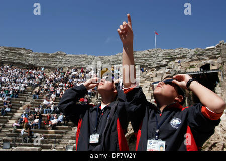 Mar 29, 2006; lato, Turchia; Bagno turco Centro scuola gli studenti osservano fasi della piena eclissi solare nel Mediterraneo città di Side Turchia, mercoledì 29 marzo 2006. L'eclisse totale era visibile in una banda stretta dal Brasile attraverso l'Atlantico a nord della Mongolia. In un totale di eclipse, tutta la sun è bloccato dalla luna, creando un enorme ombra sulla terra. La prossima solare totale Foto Stock