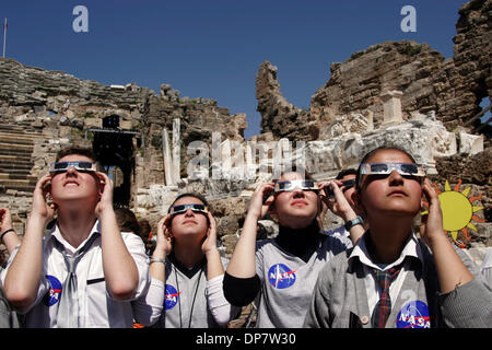 Mar 29, 2006; lato, Turchia; Bagno turco Centro scuola gli studenti osservano fasi della piena eclissi solare nel Mediterraneo città di Side Turchia, mercoledì 29 marzo 2006. L'eclisse totale era visibile in una banda stretta dal Brasile attraverso l'Atlantico a nord della Mongolia. In un totale di eclipse, tutta la sun è bloccato dalla luna, creando un enorme ombra sulla terra. La prossima solare totale Foto Stock