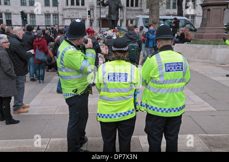 Metropolitana di tre funzionari di polizia in piazza del Parlamento, Londra, Regno Unito. Foto Stock