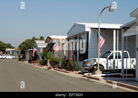 Nov 09, 2006; Chula Vista, CA, Stati Uniti d'America; in questo elegante mobile home Park nel sud Chula Vista questa è una configurazione tipica con ben tenuto e case mobili. Credito: Foto di Nelvin C. Cepeda/SDU-T/ZUMA premere. (©) Copyright 2006 by SDU-T Foto Stock