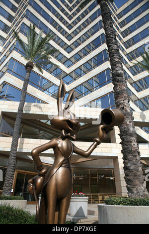 24 nov 2006; Burbank, CA, Stati Uniti d'America; Warner Brothers, uno di Hollywood più famosi studios, è stata fondata nel 1923 da quattro fratelli effettivi: Jack, Sam, Harry e Albert Warner. I fratelli non è mai sembrato per ottenere lungo gli uni con gli altri, ma Warner Bros Studios è riuscito a produrre alcuni dei più memorabili film nella storia di Hollywood, compreso il primo al mondo a parlare film con Al Jo Foto Stock