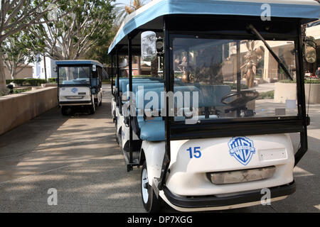 24 nov 2006; Burbank, CA, Stati Uniti d'America; Warner Brothers, uno di Hollywood più famosi studios, è stata fondata nel 1923 da quattro fratelli effettivi: Jack, Sam, Harry e Albert Warner. I fratelli non è mai sembrato per ottenere lungo gli uni con gli altri, ma Warner Bros Studios è riuscito a produrre alcuni dei più memorabili film nella storia di Hollywood, compreso il primo al mondo a parlare film con Al Jo Foto Stock