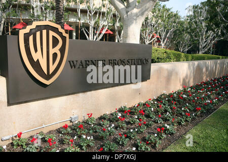 24 nov 2006; Burbank, CA, Stati Uniti d'America; Warner Brothers, uno di Hollywood più famosi studios, è stata fondata nel 1923 da quattro fratelli effettivi: Jack, Sam, Harry e Albert Warner. I fratelli non è mai sembrato per ottenere lungo gli uni con gli altri, ma Warner Bros Studios è riuscito a produrre alcuni dei più memorabili film nella storia di Hollywood, compreso il primo al mondo a parlare film con Al Jo Foto Stock