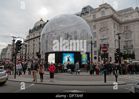 In plastica trasparente con copertura a cupola la statua di Anteros (non è Eros) in Piccadilly Circus, London, W1, Regno Unito. Foto Stock