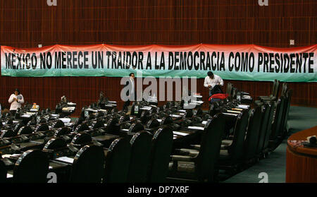 Nov 29, 2006; Città del Messico, ai legislatori messicani passano un segno nella sala congressi che recita "Messico non meritano un traditore della democrazia come presidente" Mercoledì 9 Novembre 29, 2006 a Città del Messico. Destra e sinistra i legislatori sono in contrasto oltre il neoeletto Presidente Felipe Calderon essendo giurato il venerdì. Credito: Foto di Edward A. Ornelas/San Antonio Express-News/Z Foto Stock