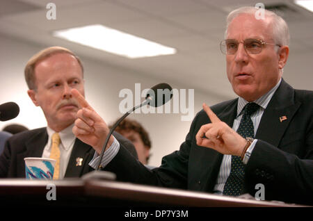 30 nov. 2006; Manhattan, NY, STATI UNITI D'AMERICA; Metropolitan Transportation Authority Vice direttore esecutivo Corporate Community Affairs CHRISTOPHER BOYLAN (L) e Metropolitan Transportation Authority Presidente Peter KALIKOW (R). Gruppo Comitato Permanente su società, autorità, e le commissioni presieduto da il Assemblyman Richard L. Brodsky detiene una svista audizione del Metropolitan Tr Foto Stock