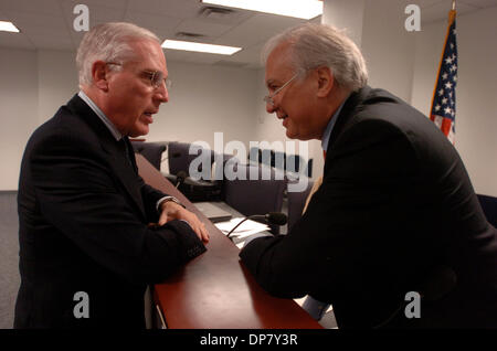 30 nov. 2006; Manhattan, NY, STATI UNITI D'AMERICA; Metropolitan Transportation Authority Presidente Peter KALIKOW (L) parla con il Assemblyman RICHARD BRODSKY (R). Gruppo Comitato Permanente su società, autorità, e le commissioni presieduto da il Assemblyman Richard L. Brodsky detiene una svista audizione sul Metropolitan Transportation Authority guidati dal Presidente Peter Kalikow. Lo scopo di Foto Stock