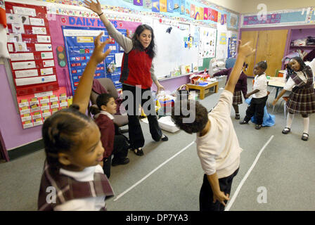 30 nov. 2006; Oakland, CA, Stati Uniti d'America; Miss Amy gioca con la sua kindergaten studenti al Sacro Cuore Scuola cattolica a Oakland, in California. Credito: Foto di Ray Chavez/Oakland Tribune/ZUMA premere. (©) Copyright 2006 Da Oakland Tribune Foto Stock