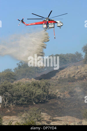 30 nov. 2006; Santa Ysabel, CA, Stati Uniti d'America; un sollevamento pesante helicoptor rende una goccia di acqua su hot spot a nord dell'autostrada 78 e ad ovest della strada statale 79. Credito: Foto di Charlie Neuman/SDU-T/ZUMA premere. (©) Copyright 2006 by SDU-T Foto Stock