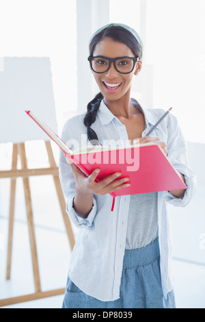 Allegro artista attraente la scrittura sul proprio portatile Foto Stock
