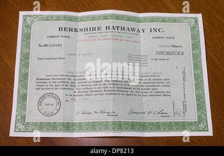 Jul 05, 2006 - Omaha, NE, Stati Uniti d'America - un certificato azionario che rappresenta 121,737 azioni di classe A in stock Berkshire-Hathaway Inc. Il giorno questa foto è stata scattata questo certificato ha rappresentato un buono di $11,15 miliardi di euro. WARREN BUFFETT ha accumulato un enorme fortuna in particolare attraverso la società Berkshire Hathaway, di cui egli è il maggiore azionista e CEO. (Credito Immagine: © James Foto Stock