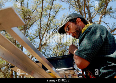 17 ago 2006 - iun, CA, Stati Uniti d'America - UC Berkeley biometeorologist Dennis Baldocchi dimostra uno strumento che rotola sulle vie che è utilizzato per misurare la quantità di luce del sole che filtra attraverso gli alberi in corrispondenza di un sito di ricerca nei pressi di iun, California, giovedì 17 agosto, 2006. Le informazioni vengono utilizzate dagli scienziati per studiare ulteriormente il riscaldamento globale. Foto Stock