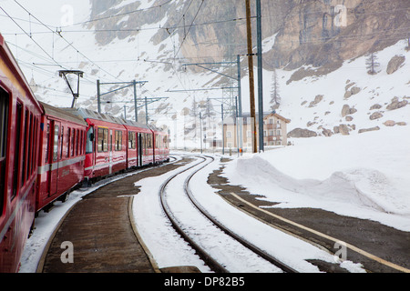 Bernina Express, il viaggio da Lugano a San Moritz, nei pressi del Bernina, Svizzera, Europa Foto Stock