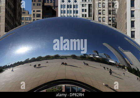 Oct 14, 2006; Chicago, IL, Stati Uniti d'America; Shiny bean: Anish Kapoor il Cloud Gate scultura in Chicago's Millennium Park presenta uno splendido skyline di riflessione. Credito: Foto di Marianna giorno Massey/ZUMA premere. (©) Copyright 2006 by Marianna giorno Massey Foto Stock