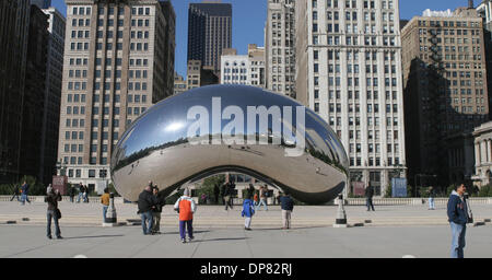 Oct 14, 2006; Chicago, IL, Stati Uniti d'America; Shiny bean: Anish Kapoor il Cloud Gate scultura in Chicago's Millennium Park presenta uno splendido skyline di riflessione. Credito: Foto di Marianna giorno Massey/ZUMA premere. (©) Copyright 2006 by Marianna giorno Massey Foto Stock