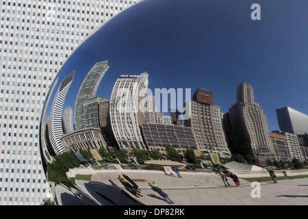 Oct 14, 2006; Chicago, IL, Stati Uniti d'America; Shiny bean: Anish Kapoor il Cloud Gate scultura in Chicago's Millennium Park presenta uno splendido skyline di riflessione. Credito: Foto di Marianna giorno Massey/ZUMA premere. (©) Copyright 2006 by Marianna giorno Massey Foto Stock