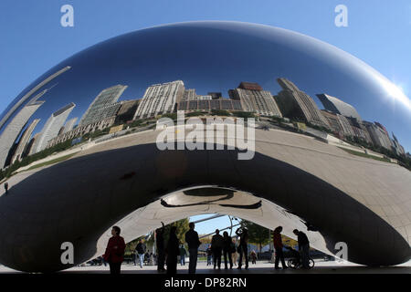 Oct 14, 2006; Chicago, IL, Stati Uniti d'America; Shiny bean: Anish Kapoor il Cloud Gate scultura in Chicago's Millennium Park presenta uno splendido skyline di riflessione. Credito: Foto di Marianna giorno Massey/ZUMA premere. (©) Copyright 2006 by Marianna giorno Massey Foto Stock