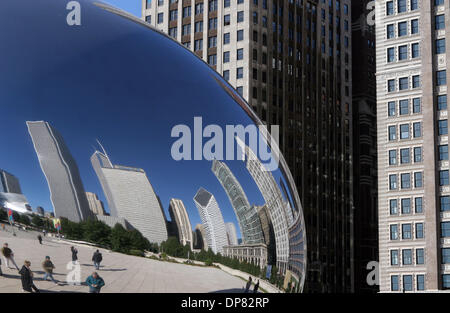 Oct 14, 2006; Chicago, IL, Stati Uniti d'America; Shiny bean: Anish Kapoor il Cloud Gate scultura in Chicago's Millennium Park presenta uno splendido skyline di riflessione. Credito: Foto di Marianna giorno Massey/ZUMA premere. (©) Copyright 2006 by Marianna giorno Massey Foto Stock