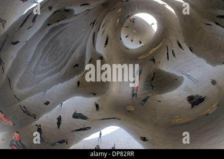 Oct 14, 2006; Chicago, IL, Stati Uniti d'America; Shiny bean: Anish Kapoor il Cloud Gate scultura in Chicago's Millennium Park presenta riflessioni in miniatura come la gente guarda la parte inferiore della scultura. Credito: Foto di Marianna giorno Massey/ZUMA premere. (©) Copyright 2006 by Marianna giorno Massey Foto Stock