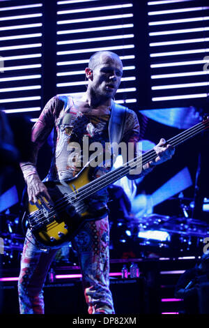 Oct 17, 2006; New York, NY, STATI UNITI D'AMERICA; i Red Hot Chili Peppers effettuando al Continental Airlines Arena. Nella foto, Michael Balzary aka Flea al basso. Credito: Foto di Aviv piccole/ZUMA premere. (©) Copyright 2006 by Aviv piccola Foto Stock