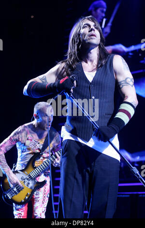 Oct 17, 2006; New York, NY, STATI UNITI D'AMERICA; i Red Hot Chili Peppers effettuando al Continental Airlines Arena. Nella foto, Anthony Kiedis - voce e Michael Balzary aka Flea al basso. Credito: Foto di Aviv piccole/ZUMA premere. (©) Copyright 2006 by Aviv piccola Foto Stock