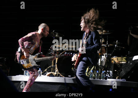 17 ott 2006 - New York, NY, STATI UNITI D'AMERICA - 'Red Hot Chili Peppers' esecuzione al Continental Airlines Arena. JOHN FRUSCIANTE - Chitarra solista e Michael Balzary aka Flea al basso. Foto Stock