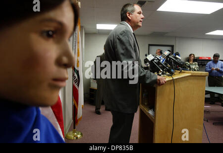 Nov 08, 2006 - San Leandro, CA, Stati Uniti d'America - Sgt. SCOTT DUDEK della contea di Alameda Sheriff's Department dichiara Miguel Angel Núñez Castaneda come una persona di interesse in Castro Valley Jane Doe caso di omicidio nel corso di una conferenza stampa presso la Sheriff a favore della Gioventù e Famiglia ufficio servizio Martedì, 8 novembre 2006 a San Leandro, Calif. (Credito Immagine: © Jane Tyska/Oakland Tribune/ZUMA Pre Foto Stock