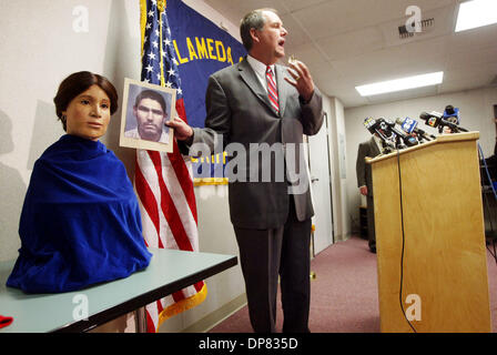 Nov 08, 2006 - San Leandro, CA, Stati Uniti d'America - Sgt. SCOTT DUDEK della contea di Alameda Sheriff's Department dichiara Miguel Angel Núñez Castaneda come una persona di interesse in Castro Valley Jane Doe caso di omicidio nel corso di una conferenza stampa presso la Sheriff a favore della Gioventù e Famiglia ufficio servizio Martedì, 8 novembre 2006 a San Leandro, Calif. (Credito Immagine: © Jane Tyska/Oakland Tribune/ZUMA Pre Foto Stock