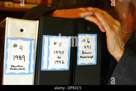 30 nov 2006 - Oakland, CA, Stati Uniti d'America - TAMARA mostra di BALTAR off leganti con quotidiani fermi nella sua casa di Berkeley, in California, il giovedì di novembre 30, 2006. I leganti cronaca la morte di sua madre Betty Van chiacchiere e la vita e la morte di Black Panther leader Huey Newton. Il picchiettio è stato un bookepeer per Le Pantere Nere ed è stato trovato galleggiante nella baia 35 giorni dopo che è stato visto l'ultima volta, Foto Stock