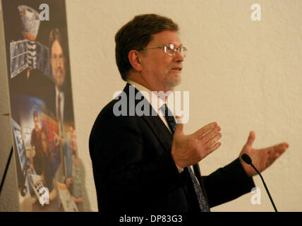 Oct 03, 2006 - Berkeley, CA, Stati Uniti d'America - Il dottor George SMOOT colloqui per i media e i colleghi circa il lavoro che gli è valso il premio Nobel al Lawrence Berkeley National Laboratory martedì 3 ottobre 2006 a Berkeley, California (Credito Immagine: © Gregory Urquiaga/Contra Costa Times/ZUMA Premere) Restrizioni: USA diritti tabloid fuori! Foto Stock