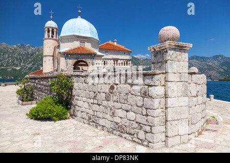 Vecchia chiesa sulla piccola isola nella Baia di Kotor, Montenegro Foto Stock