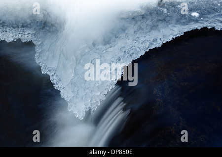 Ghiaccio su un fiume una bella texture astratte su inverno creek, Estonia Europa Foto Stock