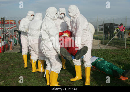 Internazionale anti terroristic esercitazioni di emergenza forze di soccorso in Italia. L'esercizio è stata condotta per eliminare le conseguenze di potenziali terroristic radioattivi attacco.operazione di evacuazione. (Credito Immagine: © PhotoXpress/ZUMA Premere) Restrizioni: Nord e Sud America diritti solo! Foto Stock