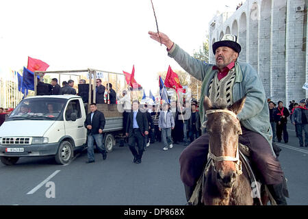 Opposizione del Kirghizistan per protestare a Bishkek (capitale del Kirghizistan)contro la politica perseguita dal governo del Kirghizistan e Presidente Bakiev.(Immagine di credito: © PhotoXpress/ZUMA Premere) Restrizioni: Nord e Sud America diritti solo! Foto Stock