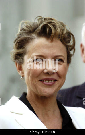 Nov. 10, 2006 - Hollywood, California, Stati Uniti - LOS ANGELES, CA Novembre 10, 2006 (SSI) - -.attrice Annette Bening nel corso di una cerimonia in onore di lei con una stella sulla Hollywood Walk of Fame, il 10 novembre 2006 a Los Angeles. - 2006.K50791MGE(Immagine di credito: © Michael Germana Globo/foto/ZUMAPRESS.com) Foto Stock