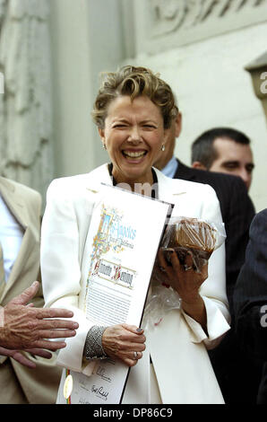 Nov. 10, 2006 - Hollywood, California, Stati Uniti - LOS ANGELES, CA Novembre 10, 2006 (SSI) - -.attrice Annette Bening nel corso di una cerimonia in onore di lei con una stella sulla Hollywood Walk of Fame, il 10 novembre 2006 a Los Angeles. - 2006.K50791MGE(Immagine di credito: © Michael Germana Globo/foto/ZUMAPRESS.com) Foto Stock