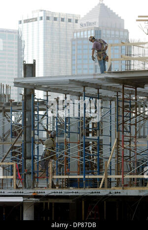 Feb 22, 2006 - Tampa, Florida, Stati Uniti d'America - Le Torri di Channelside a Cumberland Dr. e xii San sono uno dei molti condomini in costruzione nel canale quartiere vicino a downtown Tampa. In anticipo di una votazione giovedì su un nuovo grande appartamento torre per il distretto Channel, guardiamo al futuro del distretto Channel, dove i residenti sono dicendo il traffico è già un orso e un nuovo ma Foto Stock