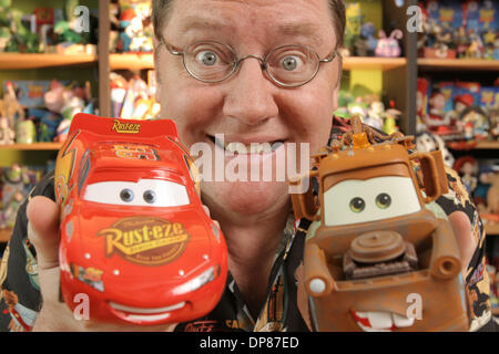 Mar 02, 2006 - Emeryville, California, Stati Uniti d'America - John Lasseter, 49, scrittore e regista del movimento animato immagine "Auto", pone nel suo ufficio di Pixar con giochi basati sui personaggi del film di prossima uscita. Lasseter è il co-fondatore di Pixar. (Credito Immagine: © Martin Klimek/ZUMA Press) Foto Stock