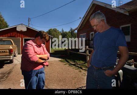 (Pubblicato il 10/17/2004, A-10) NC KYLE 228579 x001 ............. 23 settembre 2004, Nebraska ........... In piedi di fronte alla loro casa sulla loro fattoria dove la famiglia cresce su 200 acri di mais, Wain (cq, papà) e Dixie (MOM) Codner (CQ) riflettere sulla loro ricordi del loro figlio Kyle. Kyle Codner U.S. Marine di stanza a Camp Pendleton è stato ucciso in Iraq nel Maggio 26, 2004 fro Foto Stock