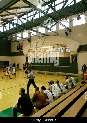 (Pubblicata il 1/7/2006, NI-14, NC-16) Oceanside High School Junior pallacanestro della squadra di college squadra ha giocato il primo gioco di basket nella nuova palestra presso Oceanside alta contro Montgomery.UT/DON KOHLBAUER Foto Stock