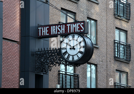 L Irish Times orologio sulla sede a Dublino Foto Stock